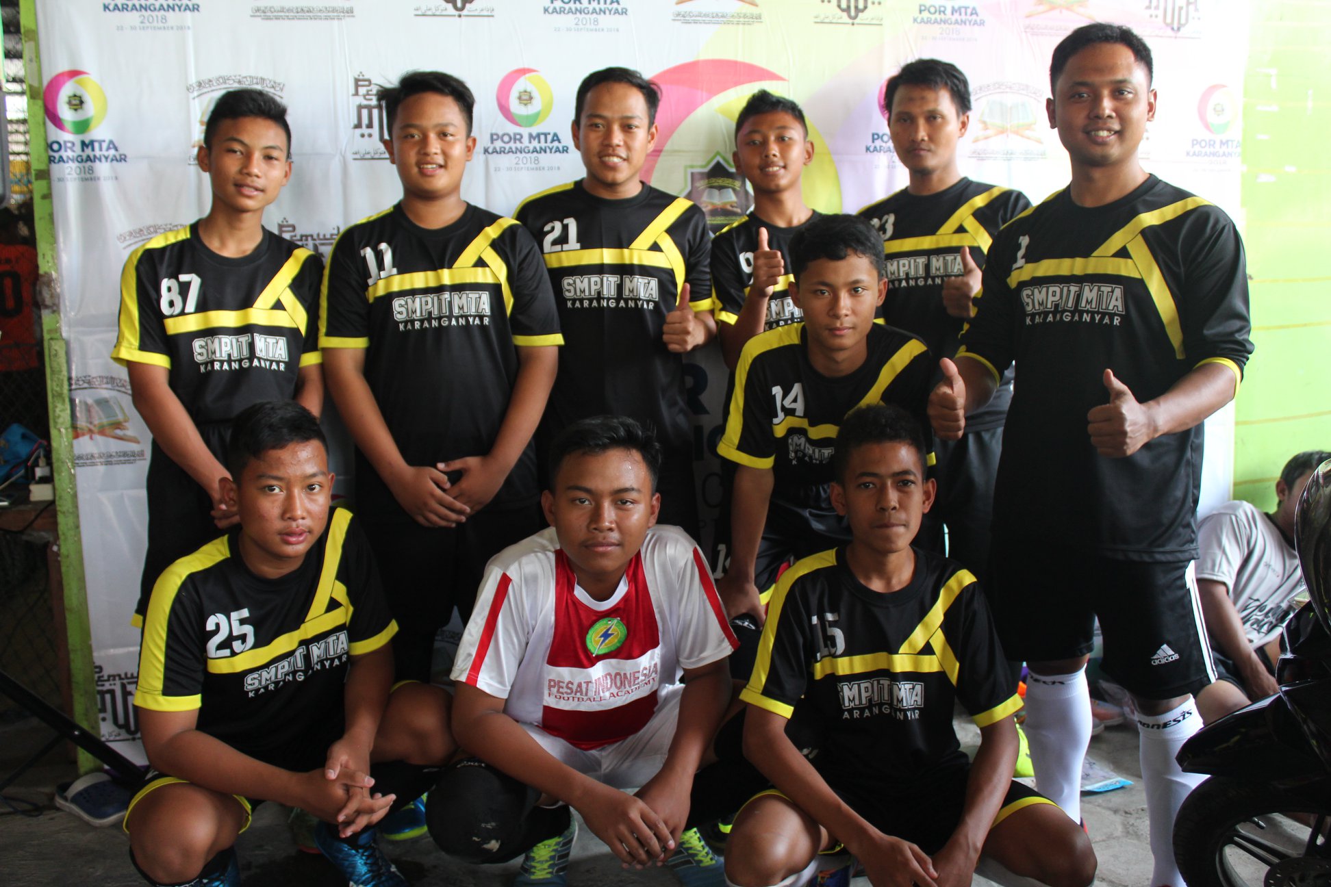 tim futsal bersama pelatih